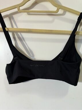 SKIMS Black Seamless Scoop Sports Bralette